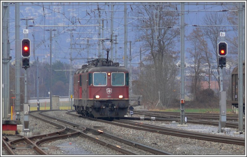 Auf Blockdistanz des RhB Gterzuges folgen auf dem Dreischienengleis 2 Re 4/4 II 11252+11245 nach Ems Werk, um die Gterlast der Ems Chemie und der Sgerei Stallinger abzuholen. (14.12.2007)
