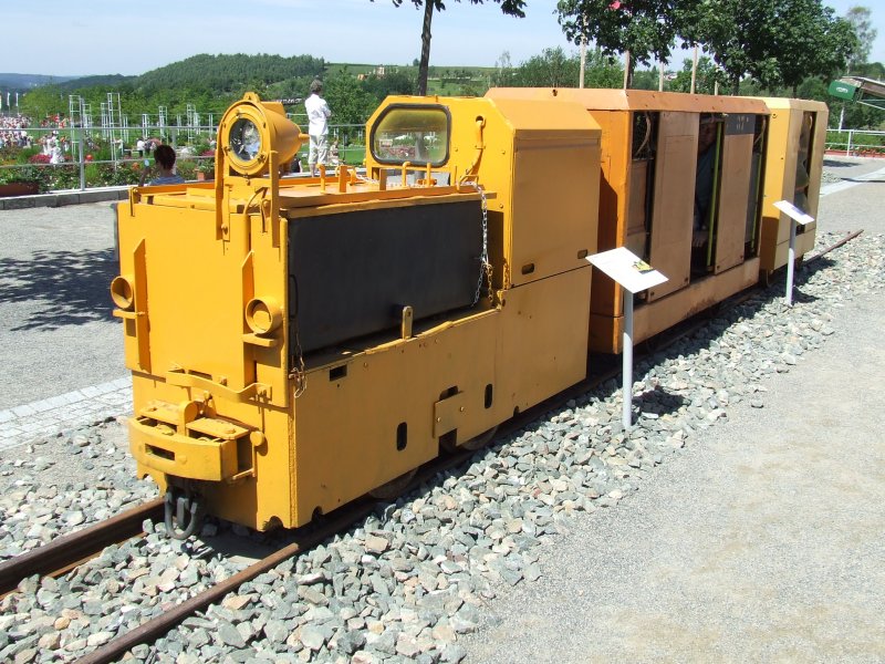 Auf der Buga in Ronneburg ist diese Batteriebetriebene Grubenlok B360 mit angehngten Mannschaftswagen zu bestaunen.Im Einsatz war sie im Uranbergbau.