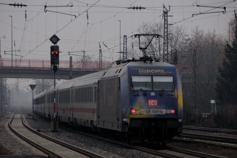 Auf und davon... 101 101-4 auf der Flucht in die nchste Nebelwand. (BASF-Nordheide, 07.02.09).