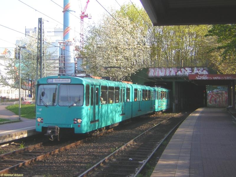 Auf dem 1. Zug der Linie U1 zum Sdbahnhof kamen die U2h-Triebwagen 340, 402 und 329 am 22.04.2006 aus dem Tunnel unter dem Nordwestzentrum und fuhren in die Station Heddernheimer Landstrae ein.