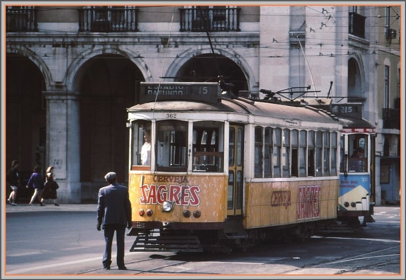 Auf dem 4achsigen Wagen 362 sprudelt ein quellfrisches Bier. Der Fahrer ist soeben dabei die Anzeige umzustellen. (Archiv 06/92)