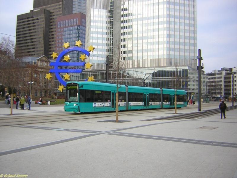 Auf dem 8. Zug der Linie 12 hatte am 26.02.2006 der S-Triebwagen 229 am Willy-Brandt-Platz gerade die Haltestelle verlassen und begab sich auf die Fahrt nach Schwanheim. 