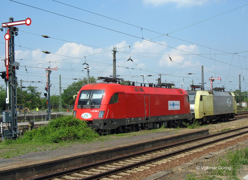 Auf dem Abstellgleis in Dresden-Neustadt sonnen sich am 24.05.2007 die beiden fr ITL in Diensten stehenden SIEMENS-Loks 1116 235 (bei der BB  TAURUS  genannt) von CSKD INTRANS und 152 902 (ES64F-902) 
