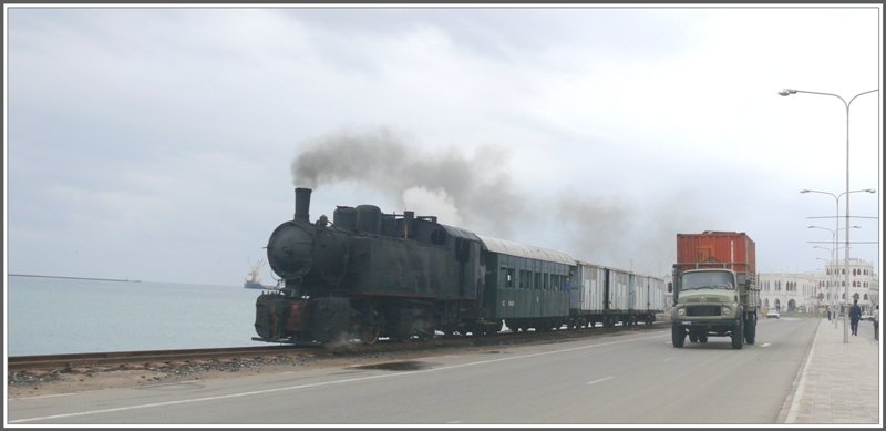 Auf dem usseren Causeway gibts noch ein Kopf an Kopf Rennen zwischen einem betagten Mercedes Lastwagen und einer noch viel lteren Lok 442.55. (30.10.2008)