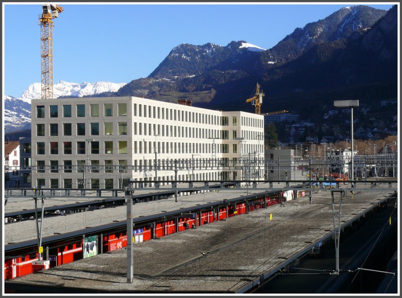 Auf dem Areal D hinter dem Bahnhof Chur entstand in den letzten Monaten das neue Zentrum fr Schulen und Dienstleistungen und steht kurz vor der Fertigstellung. Ganz im Hintergrund bildet die verschneite Schesaplana die Grenze zu sterreich, rechts vorne Zippertspitz, Sayserchpf und Scammerspitz. (28.11.2007)