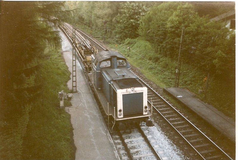 Auf dem Bahnhof von Flintsbach(Strecke Rosenheim-Kufstein) im Mai 1998 traf ich bei Gleisbauarbeiten die 212 169.