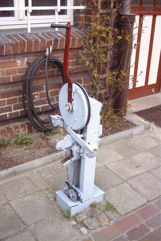 Auf dem Bahnsteig frei stehender, schl�sselabh�ngiger Signalhebel f�r das Einfahrsignal des Bahnhhofs K�hlungsborn (M�rz 2002).