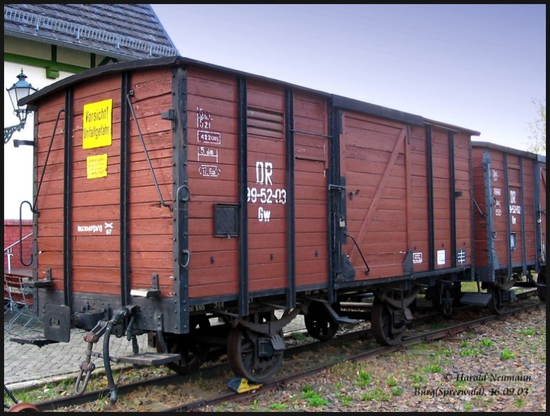 Auf dem Bf Burg(Spreewald) kann man Erlebnisgastronomie mit Eisenbahnflair erleben. Auf den Auenanlagen gibt es viele interessante Fahrzeuge der Spreewaldbahn betrachten. Hier der G-Wagen 99-52-03.