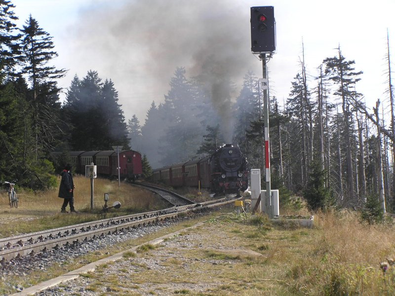 Auf dem Bild sieht man, wie links in der Ausweichbucht der Zug vom Brocken nach Wernigerode auf den Zug wartet, der aus Richtung Wernigerode - Drei-Annen-Hohne - Schierke zum Brocken fhrt! 
Am 20.August aufgenommen