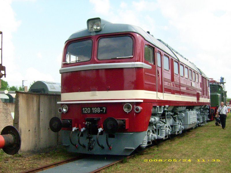 Auf dem diesjhrigen Weimarer Eisenbahnfest wurde 120 198 neben der Bekohlungsanlage aufgestellt. Fotografiert am 24.05.08.