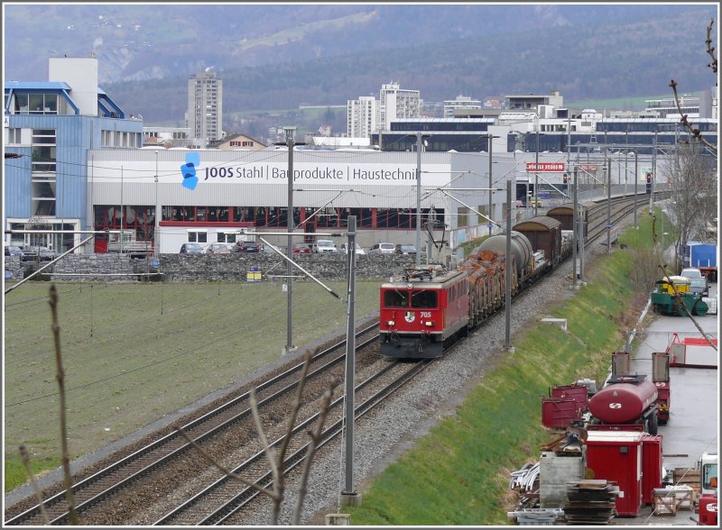 Auf dem Dreischiengleis fhrt Ge 6/6 II 705  Pontresina/Puntraschigna  Richtung Albula. Die Firma Joos Stahl im Hintergrund besitzt ebenfalls ein Dreischienenanschlussgleis (was fr ein Wort), das bei Chur West an die Strecke angeschlossen ist. (02.04.2008)