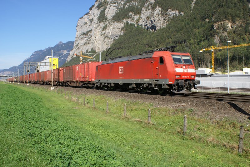 Auf dem falschen Gleis fuhr am 7.10.09 die 185 140-1 an mir vorbei Richtung Erstfeld.