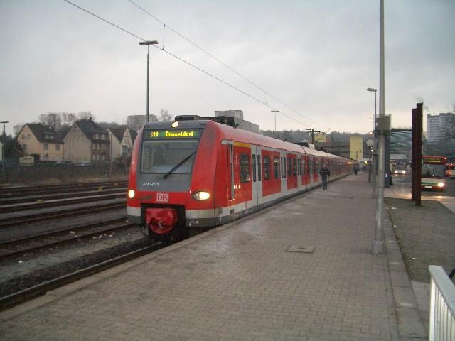 Auf dem Foto ist zu sehen der 423-747/247 (hintererer Triebkopf und als zweite Einheit hngt hinten der 423-246/746.
Das Bild enstand am 20.03.06 in KBGG ( Bergisch Gladbach  ( nhe Kln ))
Es ist die Linie S11. Das Bild wurde bei Zug 8129 um 6:33 Uhr aufgenommen