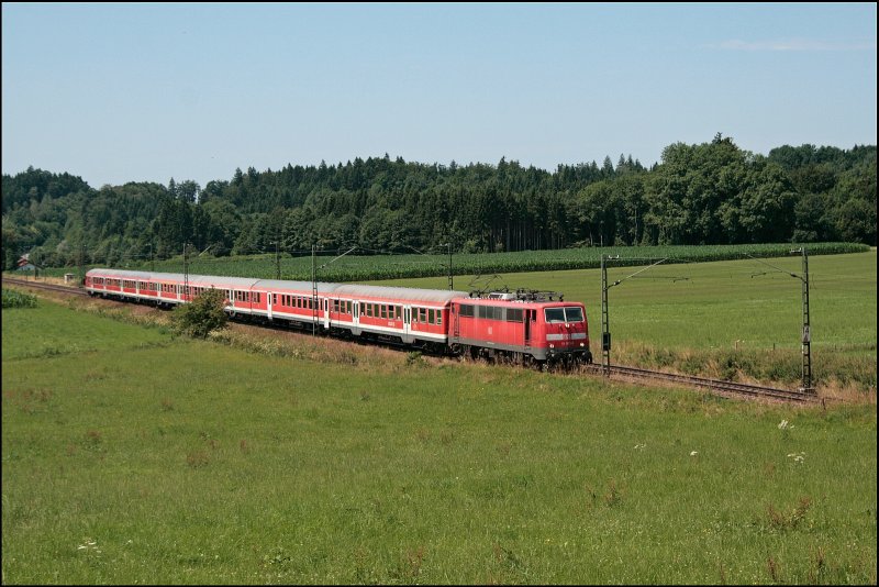 Auf dem Fhrerstand der 111 023 (9180 6 111 023-8 D-DB) scheint es wohl etwas warm zu sein als sie mit der RB 30015 bei Bad Endorf abgelichtet werden konnte. (11.07.2008)
