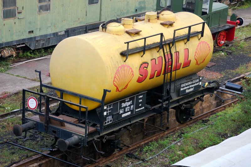 Auf dem Gelnde der Gesellschaft zur Erhaltung von Schienenfahrzeugen e.V. in Kornwestheim/Rbf konnte von einer Fugngerberfhrung dieser  Shell  Tankwagen mit schon restauriertem Fahrwerk abgelichtet werden. (17.08.2008)