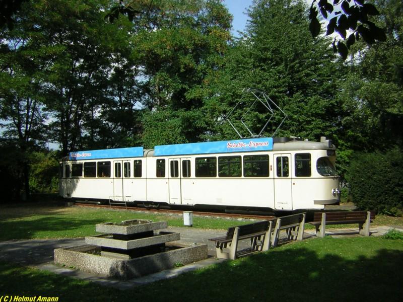 Auf dem Gel�nde der Stadtbahn-Zentralwerkstatt steht dieses
Denkmal mit einem Triebwagen der Bauart M, der die Wagennummer 638 trug, als er noch im Einsatz war. Nach der Ausmusterung wurde der Wagen mit vielen seiner Artgenossen nach Polen verkauft, von wo er von der Verkehrsgesellschaft Frankfurt zur�ckgeholt wurde. Die Aufnahme entstand bei einer Besichtigung und F�hrung durch das Gel�nde im Rahmen einer Sonderfahrt.