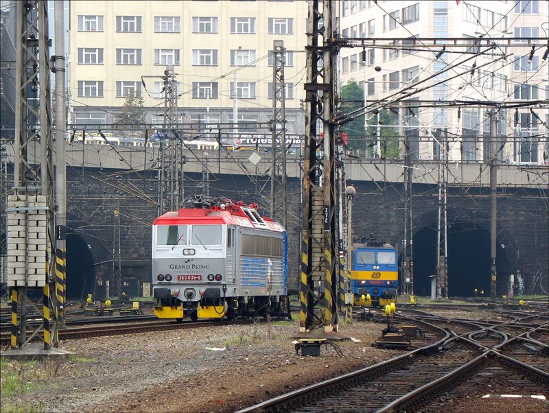 Auf dem Gleisvorfeld in Praha hl. n. (Prag Hbf.) warten die beiden E-Loks 363 076 und 363 039  GRAND PRINC- VYDAVATELSTVI (Verlag Groer Prinz)  auf neue Einstze; 6.10.2007
