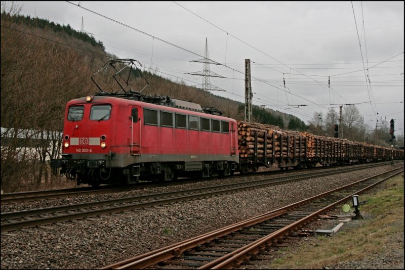 Auf dem Heimweg von der Berufschule wurde die alte Dame in Finnentrop gesichtet: Die 1957! gebaute 140 003 bringt den CS 60196, beladen mit Sauerlndischen Holz, nach Wismar. (11.03.2008)
