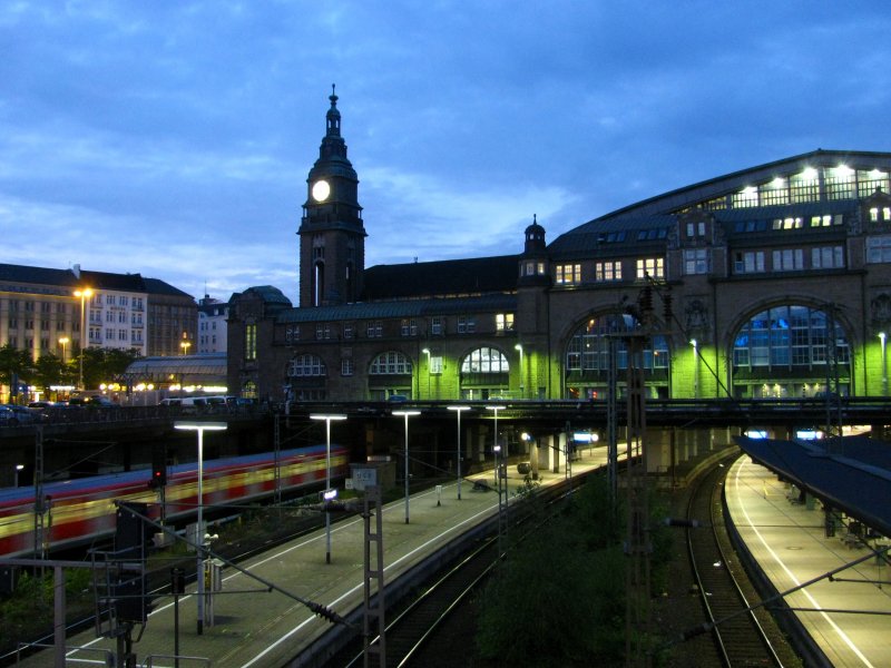 Auf dem langen Heimweg vom Bahnbildertreffen Mnchen : In der Zwischenzeit ist es bereits der 17.05.2009. Es ist 4.30 Uhr in der Frh.-Nach ca. zwlf Stunden Bahnfahrt sind wir in Hamburg Hbf angekommen. Einer von uns kam auf die Idee, mal eben schnell Meeresluft schnuppern gehen... Und ich wollte schon lange mal  grosse Schiffe  fotografieren...