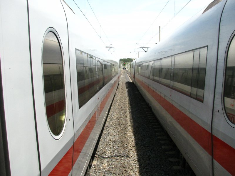 Auf dem langen Heimweg vom Bahnbildertreffen Mnchen : Auf der Heimreise von Hamburg zurck in die Schweiz am 17.05.2009 begann es in unserem Wagen nach etwas verschmorzeltem zu riechen. Der Zug machte daraufhin irgendwo zwischen Kassel und Fulda eine Notbremsung. Zuerst war die Rede von einem technischen Problem. Nach einer halben Stunde, hiess es dann, die Brandmeldeanlage des Triebkopfes habe ausgelst, und es werde eventuell eine Evakuierung des Zuges geben.Dem war dann auch so, ein anderer ICE fuhr auf gleiche Hhe und die Zugbegleiter bastelten an einem bergangssteg.Als er dann begehbar war und unser ICE evakuiert wurde, entstand dieses Foto. Mit ca. 100 Minuten Versptung gings dann weiter in Richtung Schweiz.