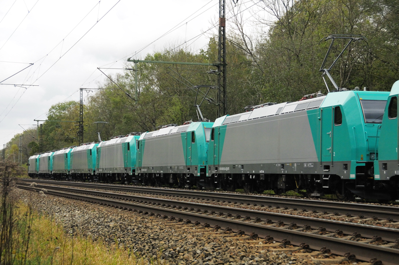 Auf dem Marsch zurck zur Mitte des Lokzuges wurde wie von Geisterhand eine dritte Lok aufgebgelt... Es sollte sich noch als sehr informativ herausstellen, was sich dahinter verbarg. (KBS 980, 15.10.09).