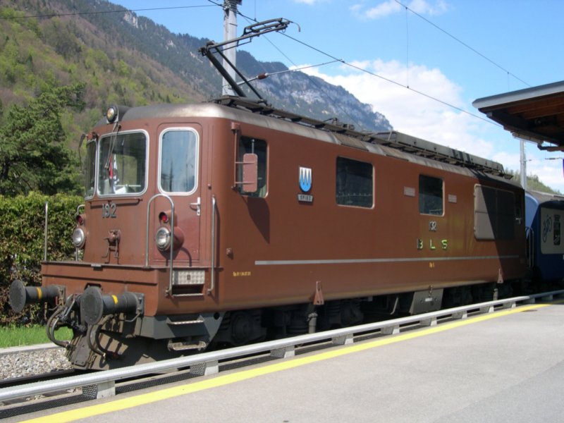 Auf dem normalspurigem Teil des  Golden-Pass-Panoramic  befrdert am 01.05.2006 die BLS Re 4/4 192  Spiez  den Zug nach Zweisimmen. Die Abfahrtsvorbereitungen sind bereits abgeschlossen und der Zug setzt sich in Krze in Bewegung.