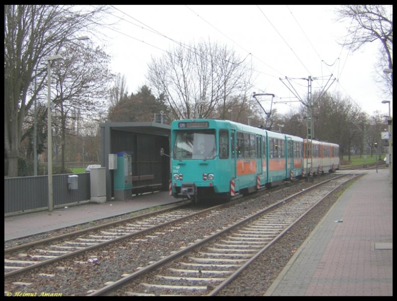Auf dem oberirdischen Streckenabschnitt der Linie U6 ist die Station Fischstein die einzige, die noch Tiefbahnsteige hat. Der Umbau der Station auf Hochbahnsteige soll noch im Jahr 2007 abgeschlossen werden. Der gemischtfarbige Zug mit den Ptb-Triebwagen 723 und 746 kam von der Heerstrae und fuhr in Fahrtrichtung Ostbahnhof ein.