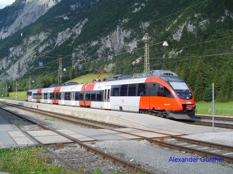 Auf dem sterreichischen Teilstck der Karwendelbahn von Innsbruck bis Scharnitz betreibt die BB ihren Nahverkehr mit modernen Talent-Triebwagen. 4024 087-1 steht am 27.07.2007 als R 5457 nach Innsbruck Hbf in Scharnitz zur Abfahrt bereit.