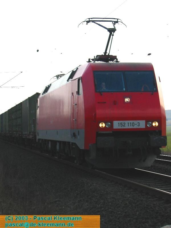 Auf dem Originalbild sieht man's noch besser:
Dieser Lokfhrer hat die Ruhe weg (Arme verschrnkt und vertrumter Blick in meine Kamera *bitte lcheln*). Klar, bei Tempo 60