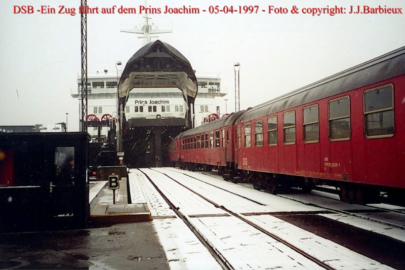 Auf dem Prins Joachim fhrt einen Zug mit DSB RIC Wagen. Diese Wagen waren meistens schon nicht mehr in Betrieb am 5. April 1997. Seitdem sind Sie fast alle nach Iran verkauft. 
Korsoer.  Foto : J.J. Barbieux.