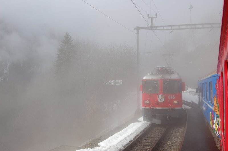 Auf dem Rckweg von Peist nach Chur tauchte pltzlich im Kreuzungsbahnhof Len-Castiel Ge 4/4 II 616 aus dem Nebel auf. 03.03.2009