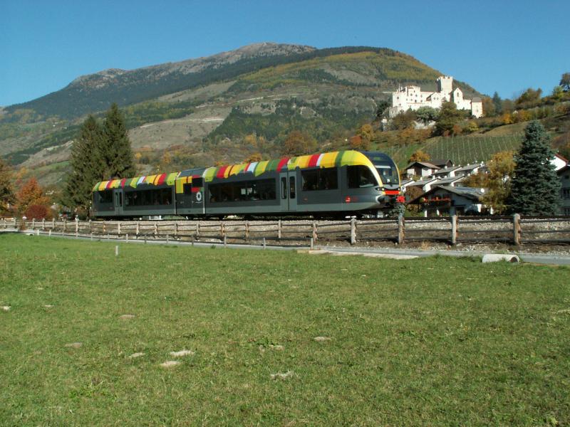 Auf dem Rckweg von der  Rittnerbahn  machte ich noch diese Aufnahme von der Vinschgerbahn bei Schluderns.Im Hintergrund die Churburg.29.10.05

