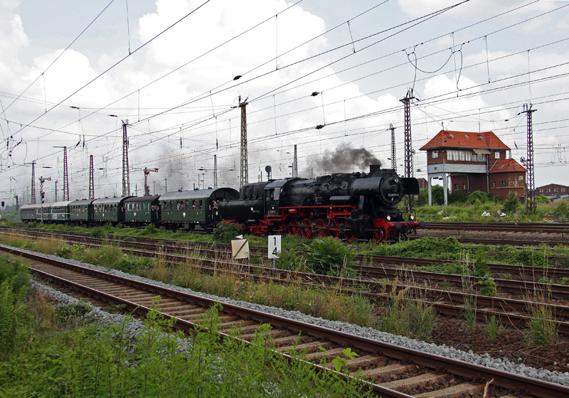 Auf dem Rckweg von der Rundfahrt durch Sachsen-Anhalt, passiert der Sonderzug mit 52 8177-9 am 04.07.2009 die Signalgruppe in Hhe des Stellwerks Hg5 in Halle.