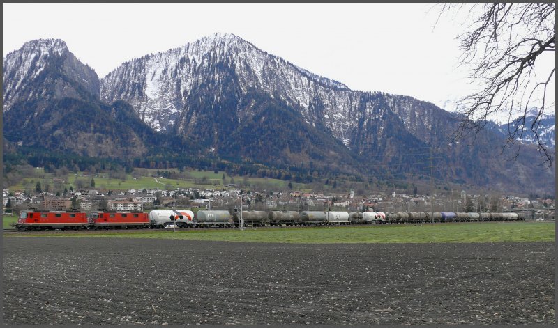 Auf dem Rckweg von den Zementwerken Untervaz nach Landquart, hier bei Zizers, sind die zwei Re 4/4 II schon besser ausgelastet als auf dem Hinweg. (21.11.2007) 