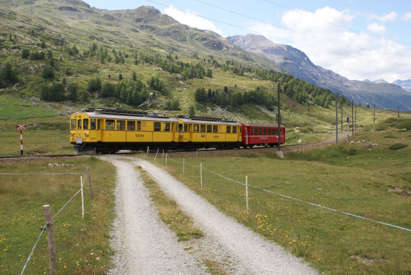 Auf dem Rckweg zur Station Bernina Lagalb kamen dann die beiden historischen Triebwagen ABe 4/4 34 und ABe 4/4 30 wieder aus dem Engadin zurck.