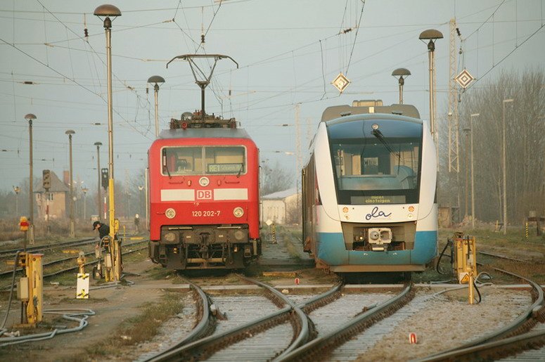 Auf dem Schweriner Gterbahnhof steht ein RE1 und ein Triebwagen vom Ostseellandverkehr. OLA hat den Triebwagen hier abgestellt um ihn reparieren zu knnen. 30.12.2008