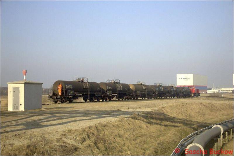 Auf dem Weg vom Bayergel�nde zum Elbehafen Brunsb�ttel schiebt eine G1206 von Hoyer ihre Kesselwagen die Steigung hinauf.