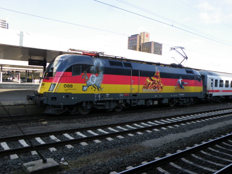 Auf dem Weg von Berchtesgarden/Oberstorf nach Hamburg Altona machte die 1116-036  Deutschland  mit ihrem IC2082  K�nigssee / Nebelhorn  eine kurzen Halt am Hbf in Hannover.