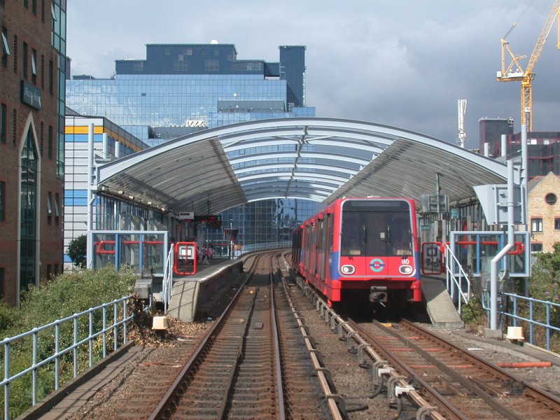 Auf dem Weg von Greenwich passiert eine Komposition der DLR die Station Mudchute. (14.08.2005)