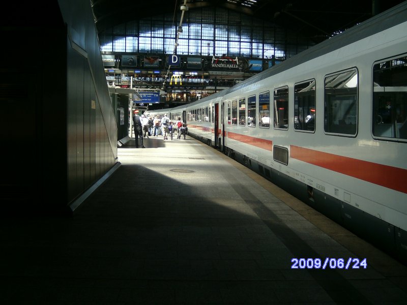 Auf dem Weg in die Halle am IC 2170 vorbei.
Hamburg Hbf 24. Juni 2009