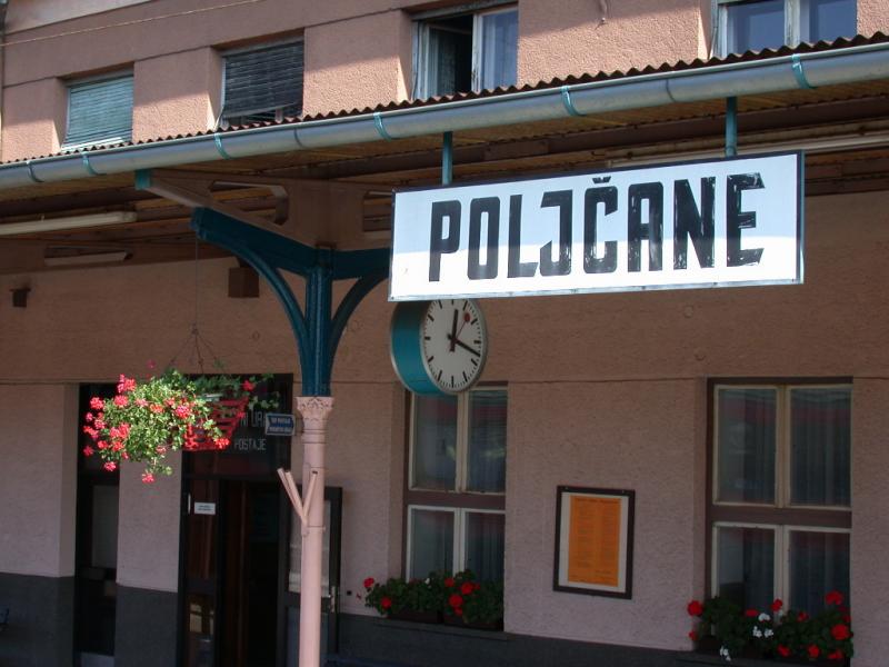 Auf dem Weg von Maribor nach Ljubliana hlt unser Zug in Poljcane. (07.10.2001)