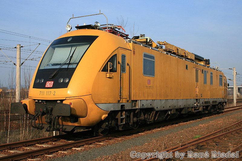 Auf dem Weg meiner kleinen obligatorischen Runde nach Pirna stand das Bahndienstfahrzeug 711 117-2 von DB einfach da rum. Aufgenommen am 15.3.2007 in Pirna auf dem Nebengleis.