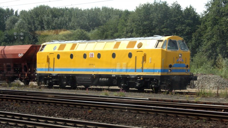 Auf dem Weg nach Hamburg Hbf kam mir die BR 229 181-3 mit ihrem G�terzug vor die Linse. (26.08.09)