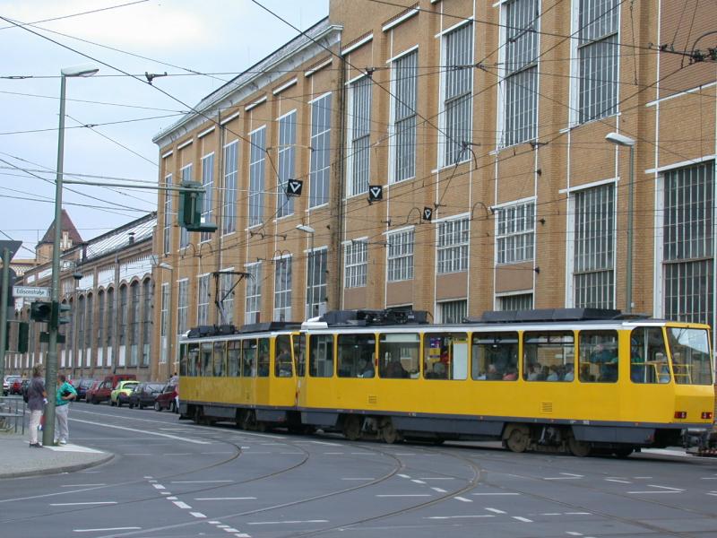 Auf dem Weg nach Kpenick vor dem AEG Fabrikgebude Ecke Wilhelminenhofstr./Edisonstrasse.(28.06.2002)