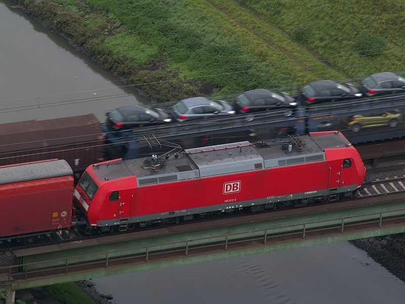 Auf dem Weg nach Oberhausen Osterfeld passiert diese 185er einen entgegenkommenden Gterzug. Das Foto stammt vom 27.09.2007