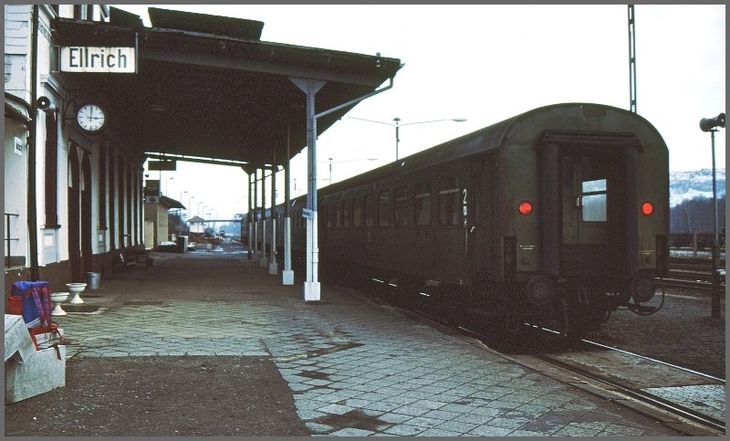 Auf dem Weg von Nordhausen nach Northeim kam ich in Ellrich vorbei, dem damals wieder ohne Kontrolle passierbaren innerdeutschen Grenzbergang. Ich musste hier zwar noch umsteigen, konnte mir aber bei dieser Gelegenheit gleich die noch nicht rckgebauten Sicherungs- und Sperranlagen ansehen. (Archiv 12/1990)