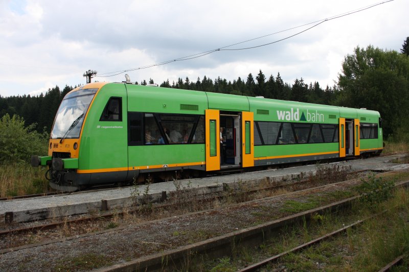 Auf dem Weg Richtung Grafenau hier die  Waldbahn  der BR VT 21. (Spiegelau (Bayerwald) am 9.8.09)