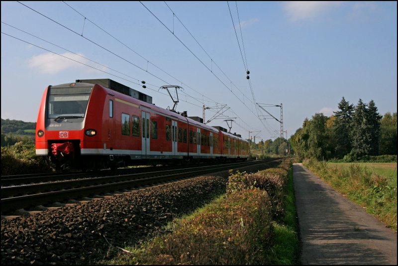 Auf dem Weg zu einem anderen Fotopunkt kommen die 426 014/514 und 426 025/525 als RE16 (RE 29683)  RUHR-SIEG-EXPRESS   nach Siegen vorbei. (06.10.07)