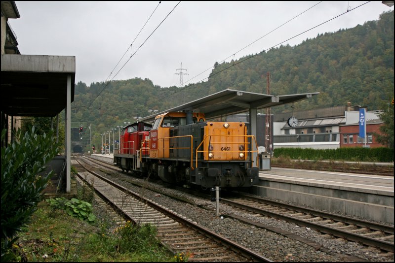 Auf dem Weg zum Bus, durchfahren 6461 (264 461) und die 294 800 den Bahnhof Werdohl Richtung Kreuztal.