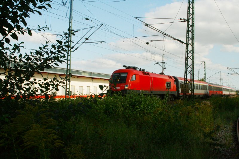 Auf dem Weg zum Fotopunkt wurde ich von 1116 016 und den EC 24 Budapest – Dortmund in Obertraubling.13.09.07

